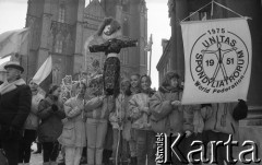 Początek lat 90., Wrocław, Polska.
Pierwszy dzień wiosny. Dzieci idą topić marzannę, w tle archikatedra św. Jana Chrzciciela.
Fot. Mieczysław Michalak, zbiory Ośrodka KARTA