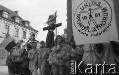 Początek lat 90., Wrocław, Polska.
Pierwszy dzień wiosny. Dzieci idą topić marzannę.
Fot. Mieczysław Michalak, zbiory Ośrodka KARTA