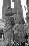 Początek lat 90., Wrocław, Polska.
Pierwszy dzień wiosny. Dzieci z marzanną, w tle archikatedra św. Jana Chrzciciela.
Fot. Mieczysław Michalak, zbiory Ośrodka KARTA