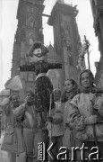 Początek lat 90., Wrocław, Polska.
Pierwszy dzień wiosny. Dzieci z marzanną, w tle archikatedra św. Jana Chrzciciela.
Fot. Mieczysław Michalak, zbiory Ośrodka KARTA