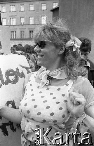 Lata 90., Wrocław, Polska.
Kobieta świętująca pierwszy dzień wiosny.
Fot. Mieczysław Michalak, zbiory Ośrodka KARTA