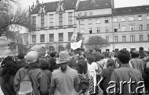 Początek lat 90., Wrocław, Polska.
Pierwszy dzień wiosny. Młodzież świętująca Dzień Wagarowicza na Rynku.
Fot. Mieczysław Michalak, zbiory Ośrodka KARTA