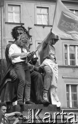 Początek lat 90., Wrocław, Polska.
Pierwszy dzień wiosny. Młodzież ze Związku Socjalistycznej Młodzieży Polskiej świętująca na Rynku Dzień Wagarowicza.
Fot. Mieczysław Michalak, zbiory Ośrodka KARTA