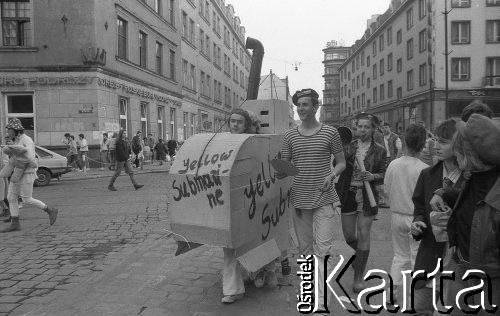 Początek lat 90., Wrocław, Polska.
Pierwszy dzień wiosny. Młodzież w przebraniach świętująca Dzień Wagarowicza, na zdjęciu m.in. chłopcy w kartonowej łodzi podwodnej. 
Fot. Mieczysław Michalak, zbiory Ośrodka KARTA