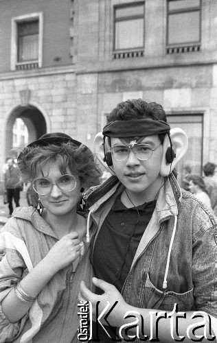 Początek lat 90., Wrocław, Polska.
Pierwszy dzień wiosny. Młodzież w przebraniach świętująca Dzień Wagarowicza.
Fot. Mieczysław Michalak, zbiory Ośrodka KARTA
