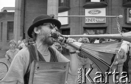 1991-1993, Wrocław, Polska.
Spotkanie Polskiej Partii Przyjaciół Piwa z wyborcami.
Fot. Mieczysław Michalak, zbiory Ośrodka KARTA