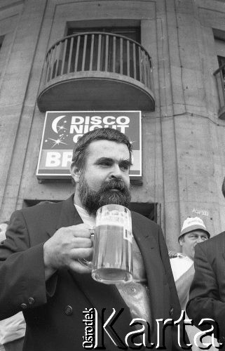 1991-1993, Wrocław, Polska.
Lider Polskiej Partii Przyjaciół Piwa Janusz Rewiński podczas wiecu.
Fot. Mieczysław Michalak, zbiory Ośrodka KARTA