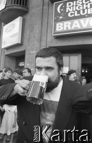 1991-1993, Wrocław, Polska.
Lider Polskiej Partii Przyjaciół Piwa Janusz Rewiński podczas wiecu.
Fot. Mieczysław Michalak, zbiory Ośrodka KARTA