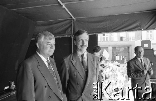 1991-1993, Wrocław, Polska.
Prezydent miasta Bogdan Zdrojewski (w środku) podczas spotkania Polskiej Partii Przyjaciół Piwa z wyborcami.
Fot. Mieczysław Michalak, zbiory Ośrodka KARTA