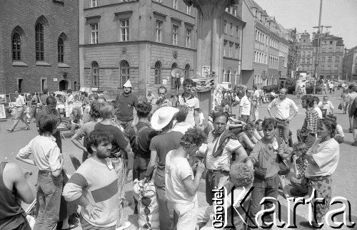 Lata 90., Wrocław, Polska.
Uczestnicy 24-godzinnej głodówki Ruchu Wolność i Pokój w geście poparcia dla członków Niezależnego Zrzeszenia Studentów protestujących przeciwko służbie wojskowej. 
Fot. Mieczysław Michalak, zbiory Ośrodka KARTA