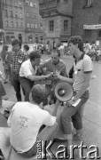 Lata 90., Wrocław, Polska.
Uczestnicy 24-godzinnej głodówki Ruchu Wolność i Pokój w geście poparcia dla członków Niezależnego Zrzeszenia Studentów protestujących przeciwko służbie wojskowej. 
Fot. Mieczysław Michalak, zbiory Ośrodka KARTA