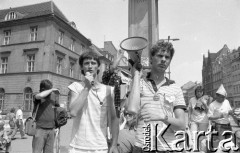 Lata 90., Wrocław, Polska.
24-godzinna głodówka Ruchu Wolność i Pokój w geście poparcia dla członków Niezależnego Zrzeszenia Studentów protestujących przeciwko służbie wojskowej. Przemawia Radosław Gawlik.
Fot. Mieczysław Michalak, zbiory Ośrodka KARTA
