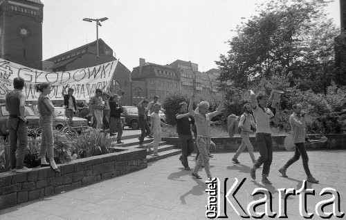 Lata 90., Wrocław, Polska.
24-godzinna głodówka Ruchu Wolność i Pokój w geście poparcia dla członków Niezależnego Zrzeszenia Studentów protestujących przeciwko służbie wojskowej. Uczestnicy głodówki idą z transparentem.
Fot. Mieczysław Michalak, zbiory Ośrodka KARTA