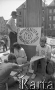 Lata 90., Wrocław, Polska.
24-godzinna głodówka Ruchu Wolność i Pokój w geście poparcia dla członków Niezależnego Zrzeszenia Studentów protestujących przeciwko służbie wojskowej. Uczestnicy głodówki idą z transparentem.
Fot. Mieczysław Michalak, zbiory Ośrodka KARTA