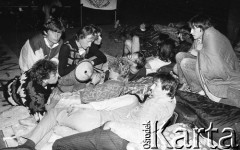 Lata 90., Wrocław, Polska.
24-godzinna głodówka Ruchu Wolność i Pokój w geście poparcia dla członków Niezależnego Zrzeszenia Studentów protestujących przeciwko służbie wojskowej.
Fot. Mieczysław Michalak, zbiory Ośrodka KARTA