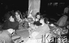 Lata 90., Wrocław, Polska.
24-godzinna głodówka Ruchu Wolność i Pokój w geście poparcia dla członków Niezależnego Zrzeszenia Studentów protestujących przeciwko służbie wojskowej.
Fot. Mieczysław Michalak, zbiory Ośrodka KARTA