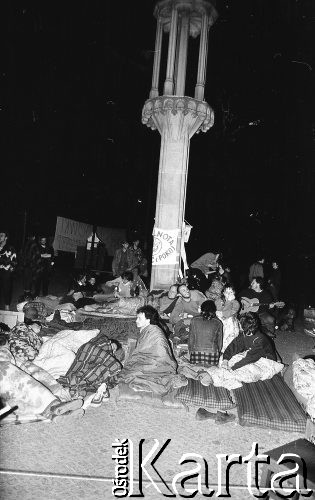 Lata 90., Wrocław, Polska.
24-godzinna głodówka Ruchu Wolność i Pokój w geście poparcia dla członków Niezależnego Zrzeszenia Studentów protestujących przeciwko służbie wojskowej.
Fot. Mieczysław Michalak, zbiory Ośrodka KARTA