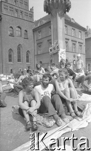 Lata 90., Wrocław, Polska.
Uczestnicy 24-godzinnej głodówki Ruchu Wolność i Pokój w geście poparcia dla członków Niezależnego Zrzeszenia Studentów protestujących przeciwko służbie wojskowej. 
Fot. Mieczysław Michalak, zbiory Ośrodka KARTA