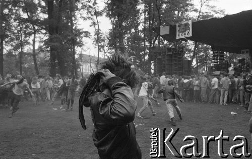 Lata 90., Wrocław, Polska.
Koncert punkowy na Wyspie Słodowej. 
Fot. Mieczysław Michalak, zbiory Ośrodka KARTA