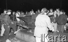 1991, Wrocław, Polska.
Próba zniszczenia Pomnika Poległych Milicjantów na placu Powstańców Śląskich.
Fot. Mieczysław Michalak, zbiory Ośrodka KARTA