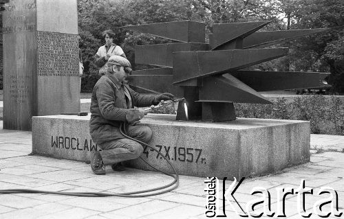 23.05.1991, Wrocław, Polska.
Plac Powstańców Śląskich, demontaż pomnika wystawionego w związku z 13. rocznicą utworzenia Milicji Obywatelskiej, obok Pomnik Poległych Milicjantów.
Fot. Mieczysław Michalak, zbiory Ośrodka KARTA