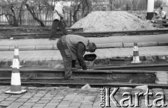 Lata 90., Wrocław, Polska.
Remont torów tramwajowych na ulicy Grodzkiej.
Fot. Mieczysław Michalak, zbiory Ośrodka KARTA