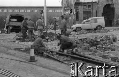 Lata 90., Wrocław, Polska.
Remont torów tramwajowych na ulicy Grodzkiej.
Fot. Mieczysław Michalak, zbiory Ośrodka KARTA