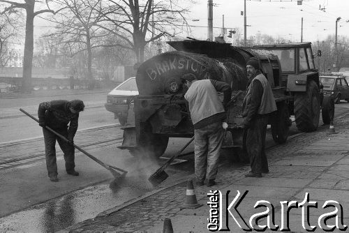 Lata 90., Wrocław, Polska.
Remont torów tramwajowych na ulicy Grodzkiej.
Fot. Mieczysław Michalak, zbiory Ośrodka KARTA