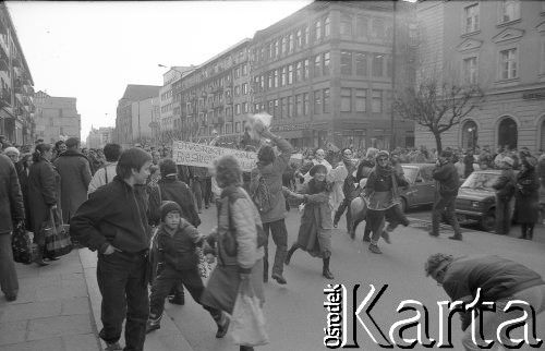 16.02.1988, Wrocław, Polska.
Happening Pomarańczowej Alternatywy na ulicy Świdnickiej - Karnawał Riobotniczy. Początek happeningu.
Fot. Mieczysław Michalak, zbiory Ośrodka KARTA