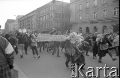 16.02.1988, Wrocław, Polska.
Happening Pomarańczowej Alternatywy na ulicy Świdnickiej - Karnawał Riobotniczy. Początek happeningu. Tłum z transparentem: otwórzcie granice, biegniemy do Calgary.
Fot. Mieczysław Michalak, zbiory Ośrodka KARTA