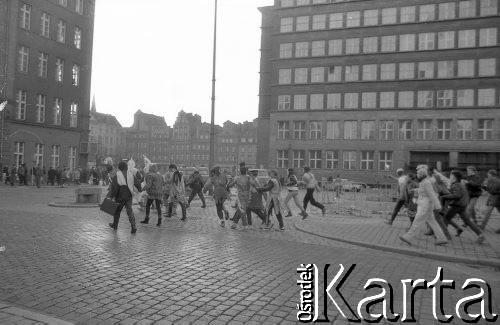 16.02.1988, Wrocław, Polska.
Happening Pomarańczowej Alternatywy – Karnawał Riobotniczy. Pochód na Rynku Starego Miasta.
Fot. Mieczysław Michalak, zbiory Ośrodka KARTA
