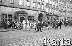 16.02.1988, Wrocław, Polska.
Happening Pomarańczowej Alternatywy – Karnawał Riobotniczy. Pochód na Rynku Starego Miasta. Na czele marszu uczestnicy przebrani za Ku Klux Klan.
Fot. Mieczysław Michalak, zbiory Ośrodka KARTA
