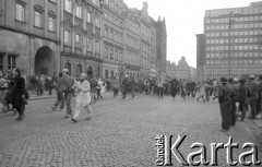 16.02.1988, Wrocław, Polska.
Happening Pomarańczowej Alternatywy – Karnawał Riobotniczy. Pochód na Rynku Starego Miasta.
Fot. Mieczysław Michalak, zbiory Ośrodka KARTA
