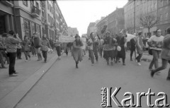 16.02.1988, Wrocław, Polska.
Happening Pomarańczowej Alternatywy na ulicy Świdnickiej – Karnawał Riobotniczy. Początek happeningu.
Fot. Mieczysław Michalak, zbiory Ośrodka KARTA
