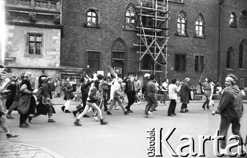16.02.1988, Wrocław, Polska.
Happening Pomarańczowej Alternatywy – Karnawał Riobotniczy. Pochód tłumu.
Fot. Mieczysław Michalak, zbiory Ośrodka KARTA
