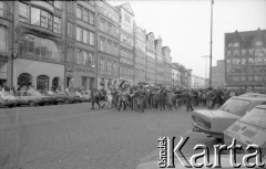 16.02.1988, Wrocław, Polska.
Happening Pomarańczowej Alternatywy – Karnawał Riobotniczy. Pochód na Rynku Starego Miasta.
Fot. Mieczysław Michalak, zbiory Ośrodka KARTA
