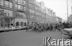 16.02.1988, Wrocław, Polska.
Happening Pomarańczowej Alternatywy – Karnawał Riobotniczy. Pochód na Rynku Starego Miasta.
Fot. Mieczysław Michalak, zbiory Ośrodka KARTA
