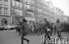 16.02.1988, Wrocław, Polska.
Happening Pomarańczowej Alternatywy – Karnawał Robotniczy. Pochód na Rynku Starego Miasta. Na pierwszym planie reporterzy.
Fot. Mieczysław Michalak, zbiory Ośrodka KARTA
