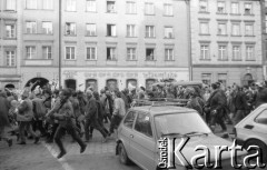 16.02.1988, Wrocław, Polska.
Happening Pomarańczowej Alternatywy – Karnawał Riobotniczy. Pochód na Rynku Starego Miasta.
Fot. Mieczysław Michalak, zbiory Ośrodka KARTA
