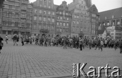 16.02.1988, Wrocław, Polska.
Happening Pomarańczowej Alternatywy – Karnawał Riobotniczy. Pochód na Rynku Starego Miasta.
Fot. Mieczysław Michalak, zbiory Ośrodka KARTA
