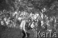 1.06.1988, Wrocław, Polska.
Happening Pomarańczowej Alternatywy - Rewolucja Krasnoludków. Uczestnicy wśród drzew nieopodal Muzeum Narodowego.
Fot. Mieczysław Michalak, zbiory Ośrodka KARTA.