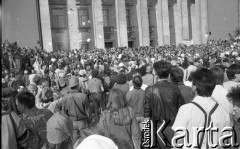 1.06.1988, Wrocław, Polska.
Happening Pomarańczowej Alternatywy - Rewolucja Krasnoludków. Tłum przed Urzędem Wojewódzkim.
Fot. Mieczysław Michalak, zbiory Ośrodka KARTA