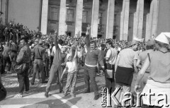1.06.1988, Wrocław, Polska.
Happening Pomarańczowej Alternatywy - Rewolucja Krasnoludków. Tłum przed Urzędem Wojewódzkim. na pierwszym planie uczestnicy pokazują znak zwycięstwa.
Fot. Mieczysław Michalak, zbiory Ośrodka KARTA