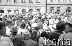 1.06.1988, Wrocław, Polska.
Happening Pomarańczowej Alternatywy – Rewolucja Krasnoludków. Tłum uczestników w czapkach krasnali.
Fot. Mieczysław Michalak, zbiory Ośrodka KARTA

