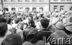 1.06.1988, Wrocław, Polska.
Happening Pomarańczowej Alternatywy – Rewolucja Krasnoludków. Tłum uczestników w czapkach krasnali.
Fot. Mieczysław Michalak, zbiory Ośrodka KARTA

