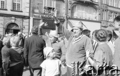 1.06.1988, Wrocław, Polska.
Happening Pomarańczowej Alternatywy – Rewolucja Krasnoludków. Na pierwszym planie mężczyzna i chłopiec pokazujący gest zwycięstwa.
Fot. Mieczysław Michalak, zbiory Ośrodka KARTA
