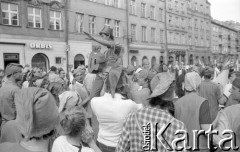 1.06.1988, Wrocław, Polska.
Happening Pomarańczowej Alternatywy – Rewolucja Krasnoludków. Krzysztof Jakubczak z gitarą.
Fot. Mieczysław Michalak, zbiory Ośrodka KARTA
