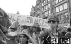 1.06.1988, Wrocław, Polska.
Happening Pomarańczowej Alternatywy – Rewolucja Krasnoludków. Na pierwszym planie Jacek Podsiadły.
Fot. Mieczysław Michalak, zbiory Ośrodka KARTA
