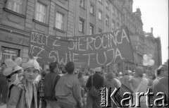 1.06.1988, Wrocław, Polska.
Happening Pomarańczowej Alternatywy – Rewolucja Krasnoludków. Pochód z transparentem: dzieci z sierocińca też świętują.
Fot. Mieczysław Michalak, zbiory Ośrodka KARTA
