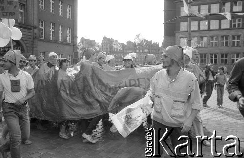 1.06.1988, Wrocław, Polska.
Happening Pomarańczowej Alternatywy – Rewolucja Krasnoludków. Stonoga utworzona przez uczestników na Rynku Starego Miasta.
Fot. Mieczysław Michalak, zbiory Ośrodka KARTA
